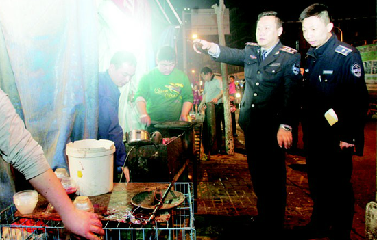 城区多处夜市摊大变样 相关部门温情执法受欢迎